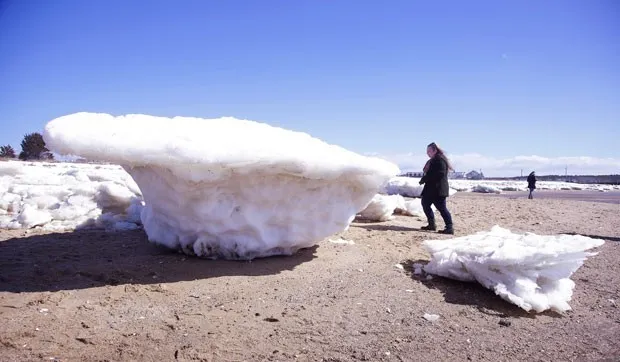 Blocos de gelo enormes foram parar em praias do estado de Massachusetts (Foto: Stephan Savoia/AP)