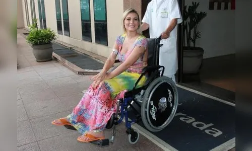 Andressa Urach deixa hospital em cadeira de rodas