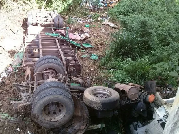 Caminhão carregado com couro caiu em uma ribanceira em Guarapuava (Foto: Valdinei Oliveira/RPC)