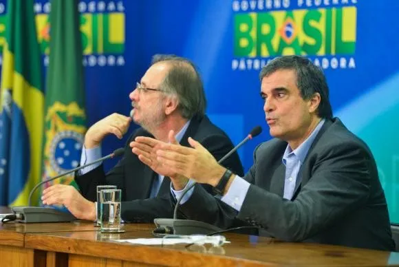 Ao lado de Rossetto, o ministro da Justiça, José Eduardo Cardozo, anuncia envio, ao Congresso Nacional, de pacote de medidas de combate à corrupção Antônio Cruz/Agência Brasil