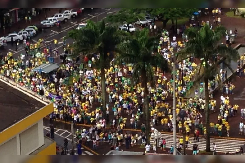  Milhares de pessoas saem às ruas da cidade para protestar contra o governo-Imagens/TNONLINE 