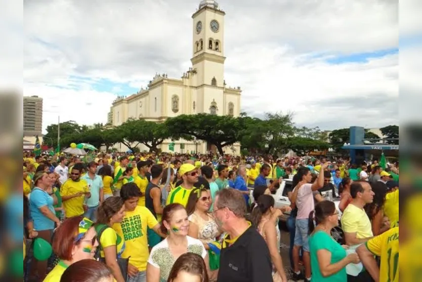  Multidão sai às ruas do centro de Apucarana para ato de protesto - José Luiz Mendes 