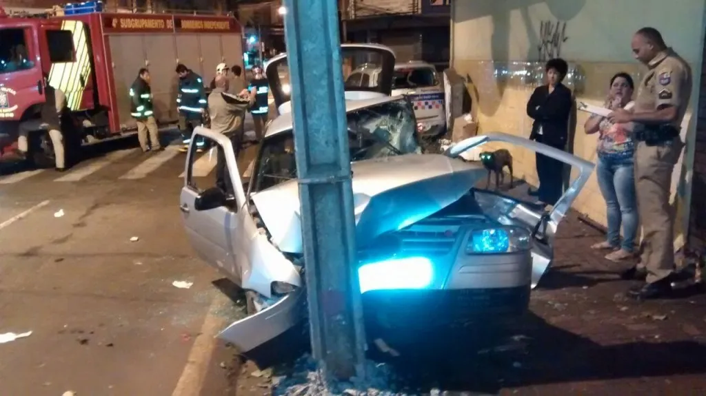 Acidente no centro de Apucarana deixou cinco pessoas feridas e uma delas morreu no Hospital da Providência - Fotos encaminhadas pelo WhatsApp por Jonas Kano/Foto Cosmos