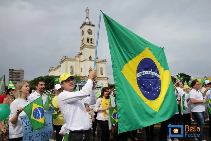  Manifestantes com a bandeira do Brasil (Foto: Jair Ferreira/Bela Facce) 