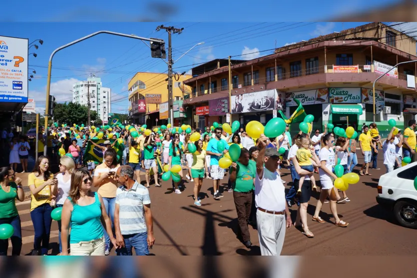 Manifestação leva centenas de pessoas às ruas de Ivaiporã 