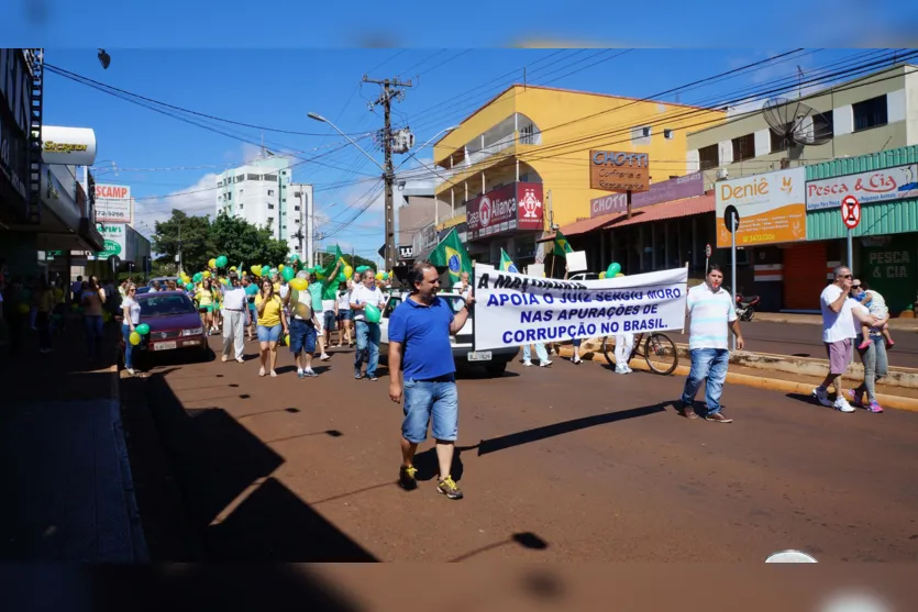 Manifestação leva centenas de pessoas às ruas de Ivaiporã 
