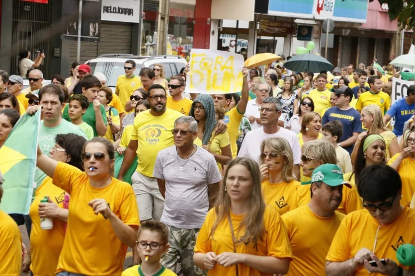  Os manifestantes usaram roupas e pintaram o rosto predominantemente com as cores verde e amarela - Foto: Lurdinha Fonseca 