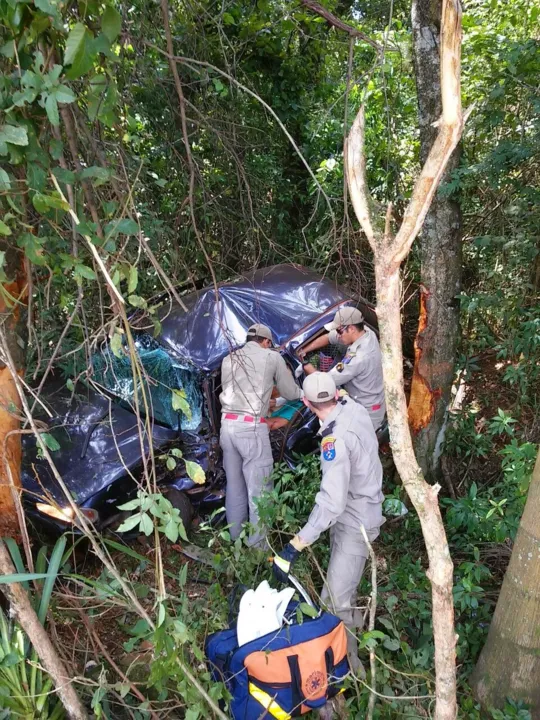 Motorista de VW Gol ficou preso nas ferragens e morreu após dar entrada em Hospital de Ivaiporã - Foto: Foto: Sergio Moura Oliveira/Rádio Nova Era/Blog do Berimbau