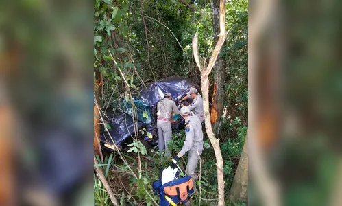 Acidente na PR-466 deixa uma pessoa morta e duas feridas