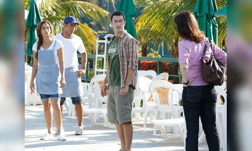 Karen segue Luís Fernando e descobre que Regina está grávida do marido