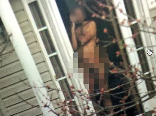 Morador chocou vizinhos ao andar pelado em sua casa em Charlotte (Foto: Reprodução/Twitter)