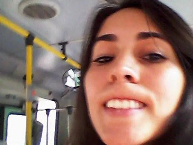 Estudante Débora Adorno faz a "careta do dentinho" dentro de ônibus em BH. Foto: (Aquivo pessoal)