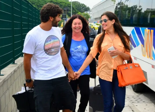 Deborah Secco é só sorrisos ao desembarcar de mãos dadas com o namorado - Foto: revistaquem.globo.com