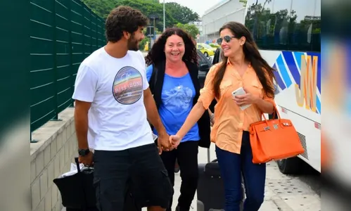 Deborah Secco é só sorrisos ao desembarcar de mãos dadas com o namorado