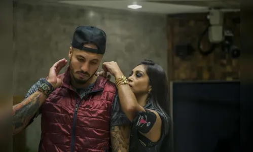 Fernando e Amanda se beijam e têm noite quente no BBB15