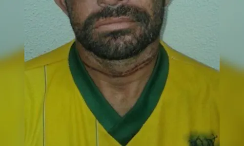 Homem é torturado e enterrado vivo e sai de cova sozinho
