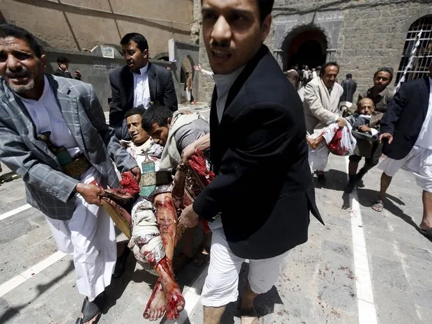 Homens carregam feridos retirando-os de dentro de uma mesquita após a explosão de uma bomba em Sana, no Iêmen. Ataques suicidas a bomba em duas mesquitas durante o período de orações da tarde deixaram dezenas de mortos e centenas de feridos (Foto: Khaled Abdullah/Reuters)