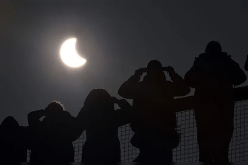  Eclipse parcial do Sol é visto perto de Bridgwater, no sudoeste da Inglaterra, nesta sexta-feira (20) (Foto: Toby Melville/Reuters) 