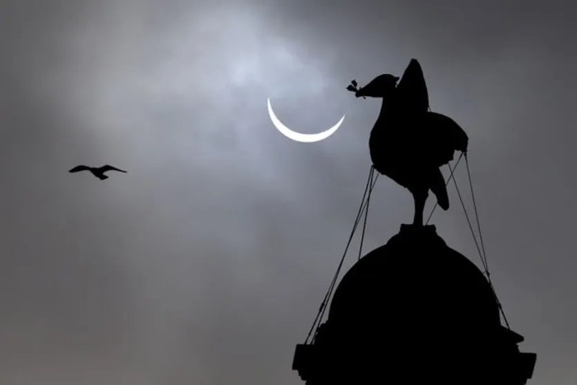  Sol é parcialmente bloqueado pela lua em eclipse visto em Liverpool, na Inglaterra, nesta sexta-feira (20) (Foto: Peter Byrne/PA/AP) 