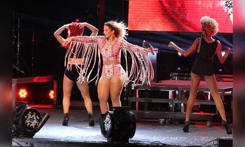 ​Anitta e Valesca Popozuda exibem curvas em show no Rio