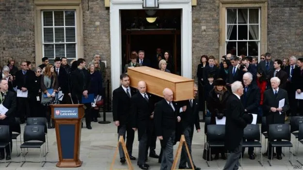 Caixão com restos mortais de monarca é levado da universidade de Leicester - BBC BRASIL