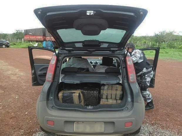 Droga era transportada no porta-malas e bancos do veículo (Foto: PRF/Divulgação)