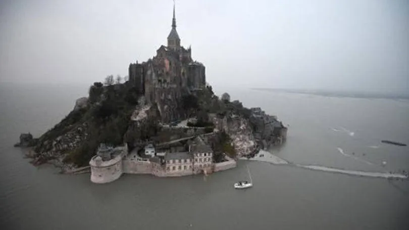 Imagem aérea do Monte Saint-Michel com passarela encoberta pelas águas esta manhã: fenômeno influencia nas correntes marítimas 