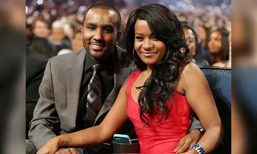 Em coma há 7 semanas, filha de Whitney Houston é transferida de hospital