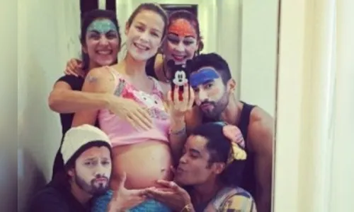 Grávida de gêmeos, a atriz Luana Piovani exibe grande barriga