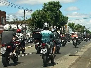 Motoboys fizeram protesto em Vila Oficinas nesta terça (24) (Foto: Reprodução/RPC)