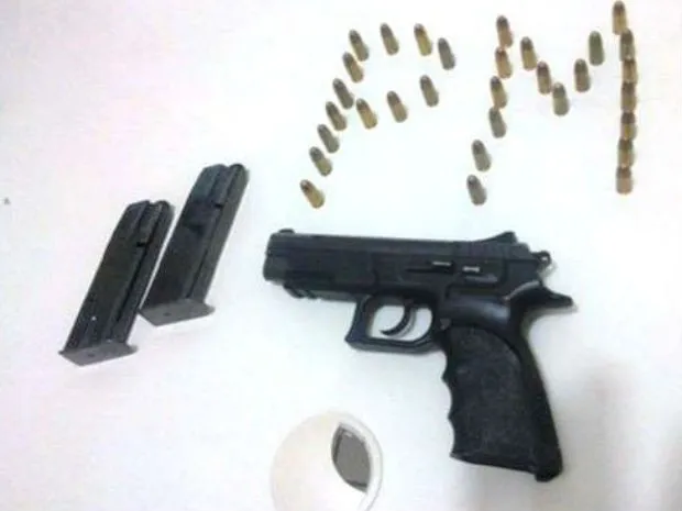 Pistola similar a esse modelo foi furtada da moradia de casal de policiais militares (Foto: Divulgação/PM)