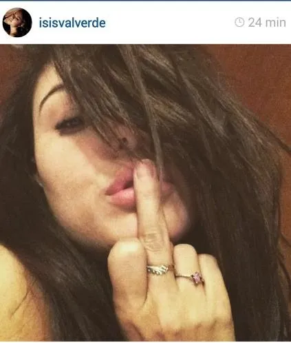 A atriz postou uma foto no Instagram fazendo um gesto obsceno