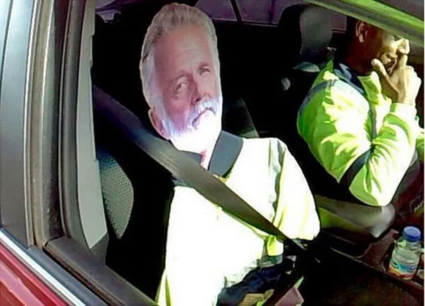 Motorista usou boneco de papelão para poder trafegar em faixa de pista reservada para veículos com duas ou mais pessoas (Foto: Tony Brock/Washington State Patrol/AP)