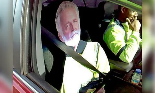 Motorista usa boneco de papelão de ator para enganar polícia e é multado