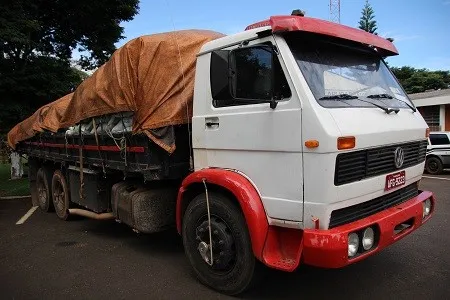 Caminhão com carga de ração comprada com cheques sem fundos foram apreendidos pela Polícia Civil - Foto: Bruno Leonel