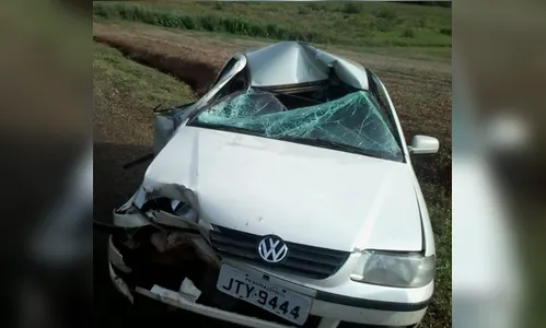 ​Carro e trator colidem em rodovia do Vale do Ivaí