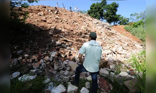 Fiscais flagram caminhão de empreiteira jogando entulho em vale 