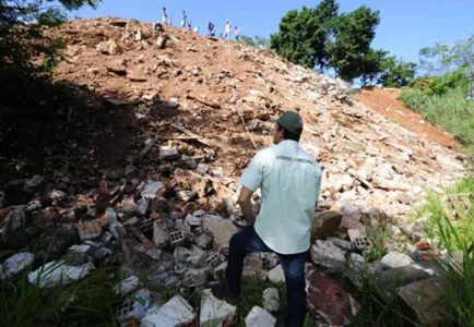 ​Fiscais da Companhia Municipal de Trânsito e Urbanização (CMTU) de Londrina flagraram o motorista de um caminhão tentando despejar uma grande quantidade de entulho em fundo de vale - Gina Mardones/Equipe Folha/Bonde