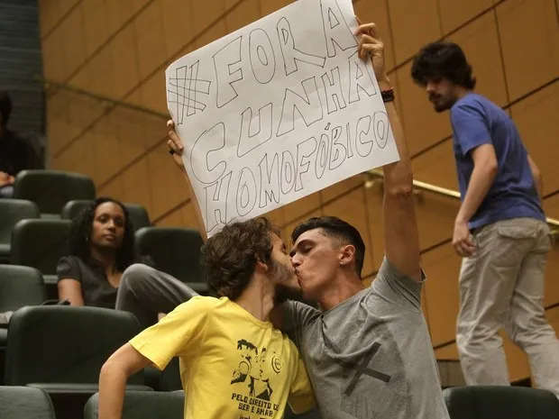 Dois manifestantes homossexuais se beijaram e ergueram cartazes durante protesto o deputado federal Eduardo Cunha na Assembleia de São Paulo. (Foto: Hélvio Romero/Estadão Conteúdo)