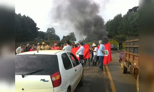 Integrantes do MST fecham PR-170 durante protesto em Guarapuava 