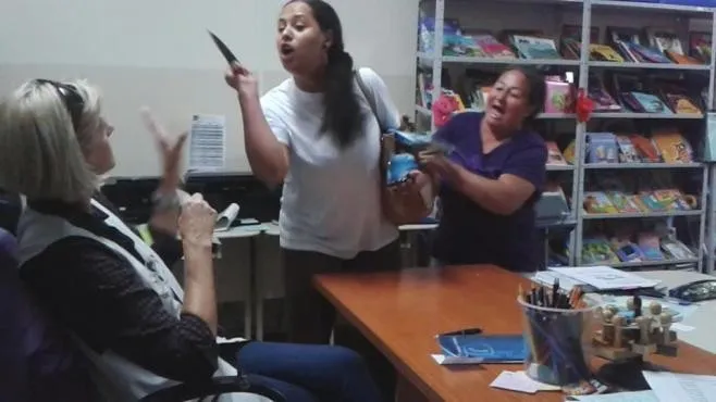 Imagem do vídeo que mostra a mãe ameaçando a diretora (Crédito: Reprodução)