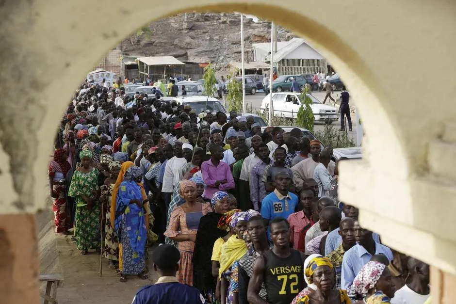 Nigerianos aguardam em fila para votar em um centro de votação em Yola, Nigéria, em 28 de março Foto: Domingo Alamba / AP