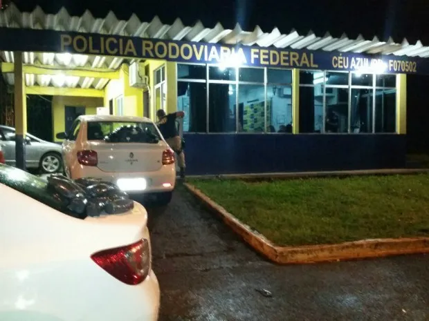 Apreensões de crack foram feitas quase simultaneamente, em Santa Terezinha de Itaipu e em Céu Azul, no oeste do Paraná (Foto: PRF / Divulgação)