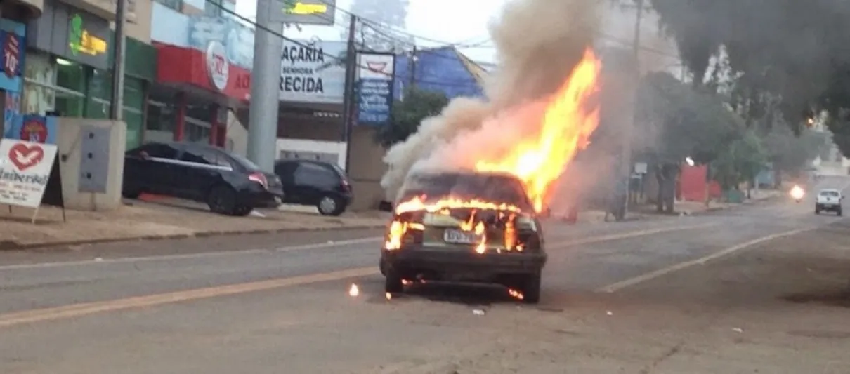 ​Incêndio destrói veículo no centro de Ortigueira - Foto: Blog do Baerimbau