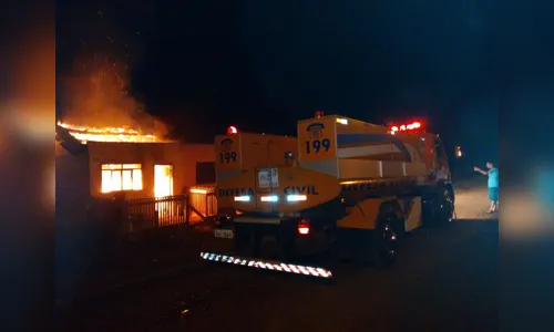 Casa pega fogo na cidade de Manoel Ribas  