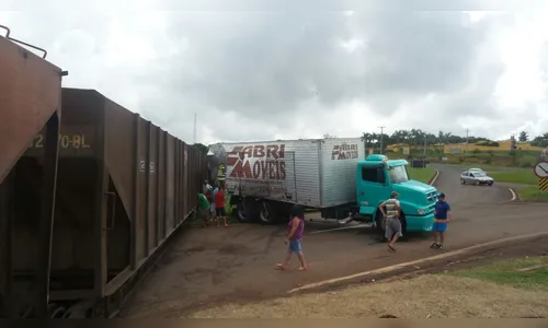 Trem e caminhão se envolvem em acidente em Jandaia do Sul
