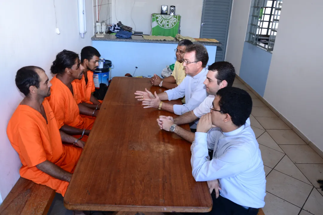 Dom Anuar Battisti (ao centro à direita) conversa com presos (Foto: Delair Garcia)