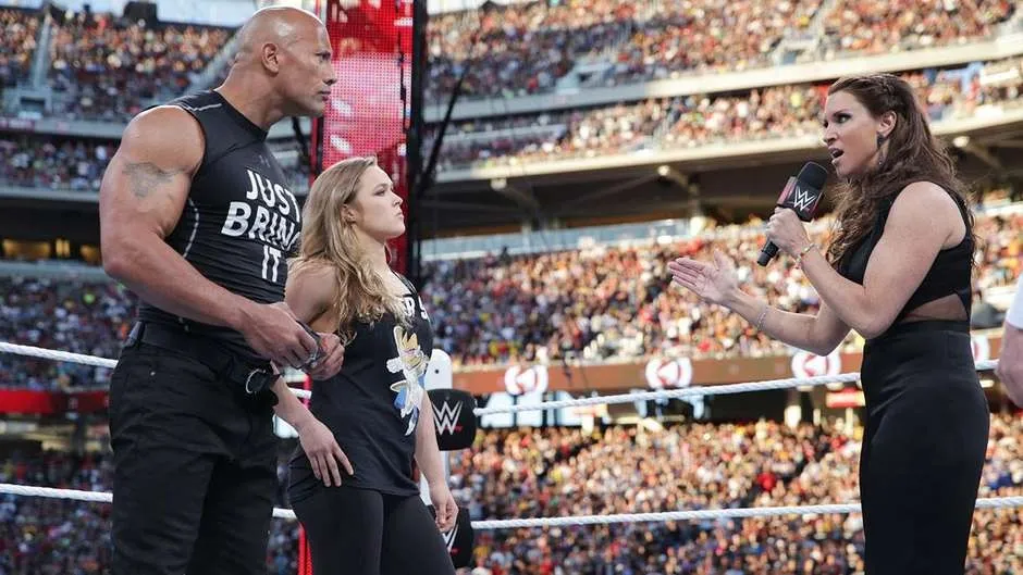 Ronda Rousey foi chamada ao ringue por The Rock e deu um show - Foto: WWE / Divulgação
