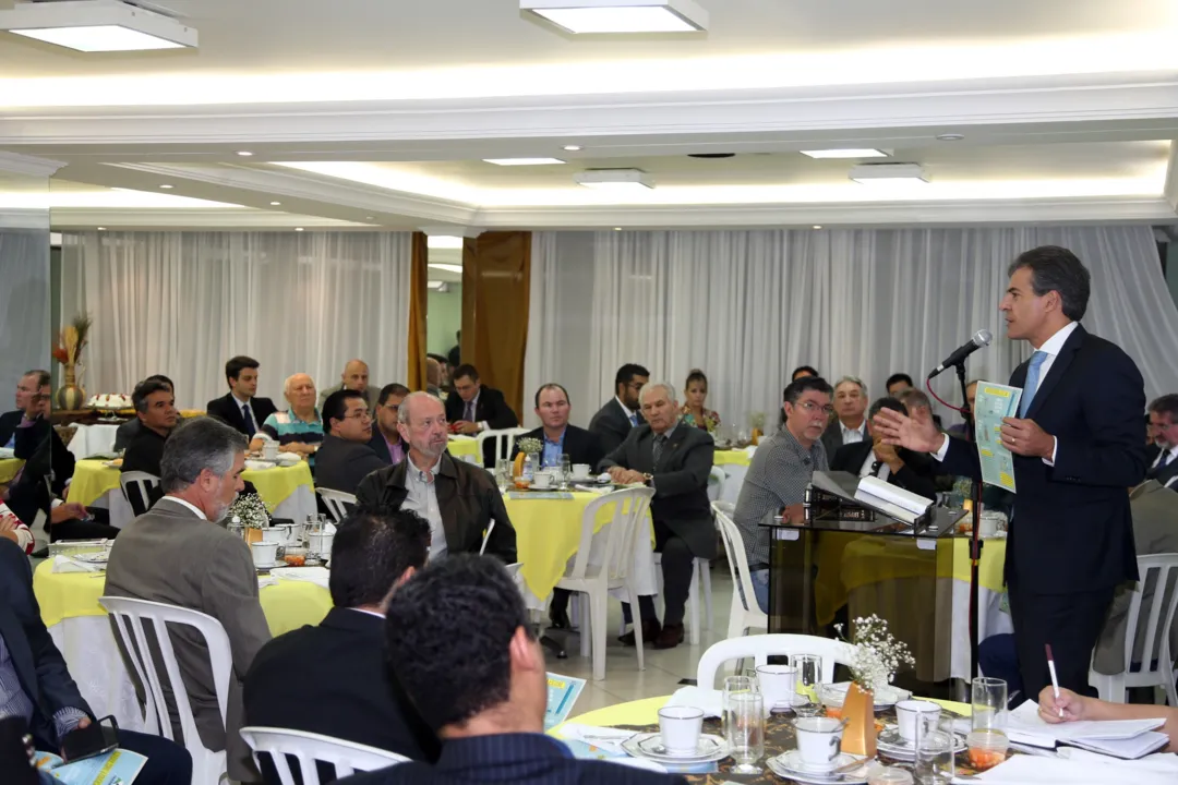 Governador Beto Richa participa de café da manhã com pastores evangélicos na Igreja Assembleia de Deus.Curitiba, 31/03/2015.Foto: Orlando Kissner/ANPr