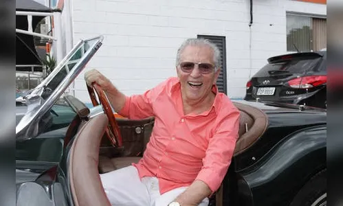 ​Carlos Alberto de Nóbrega reúne elenco para falar sobre demissão, diz jornal